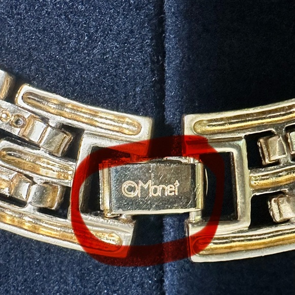 Vtg: Monet Brushed Heavy Gold Toned Wide Collar Necklace - Picture 7 of 9